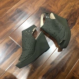 Marc Fisher Hunter Green Wedges Size 10M